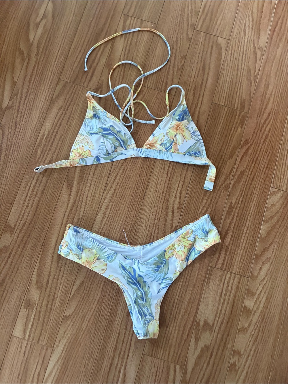10/25$ 🧁 bikini